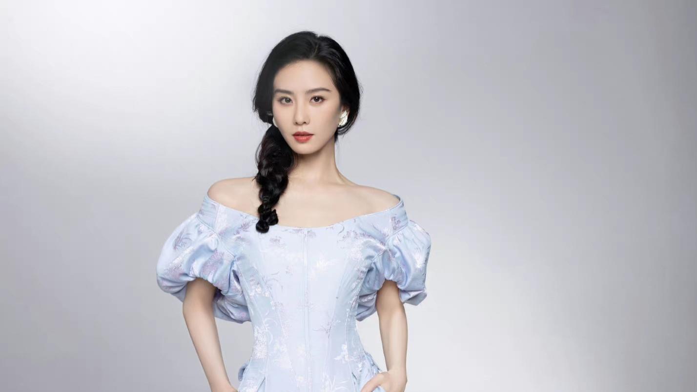 刘诗诗|又被刘诗诗美到了，一袭蓝色露肩长裙搭配麻花辫，清新淡雅又减龄