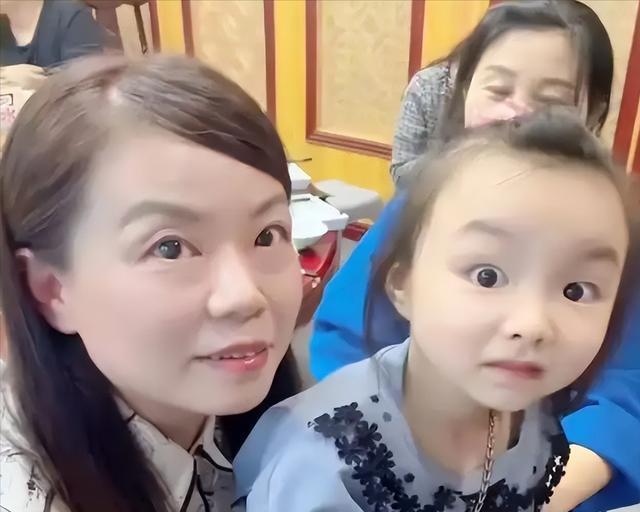 枇杷|姚爸“上树”的背影跟姚威太相似，3家重聚，田静说出不管的原因