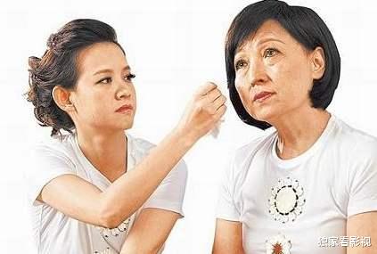 曾宝仪|曾志伟长女提前过50岁，戴着老花镜调侃像老妪，和男友17年不结婚