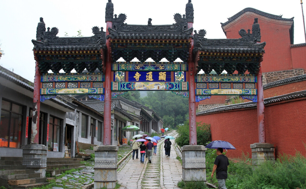 |瑶琳仙境旅游区：距离杭州市大概有80公里距离