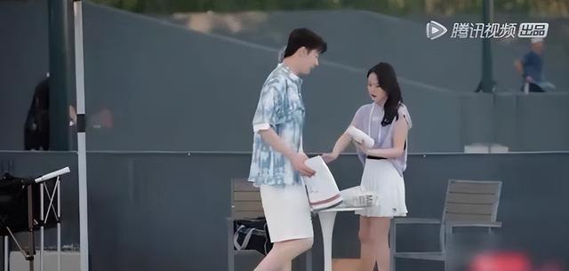 心动的信号5|《心动的信号5》中，李聂给薛喆阳送榴莲，秋怡一个表情说明一切