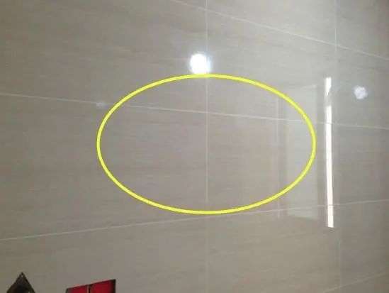 卫生间做地砖上墙总是掉？老泥工家都这样做，不空鼓更牢固！