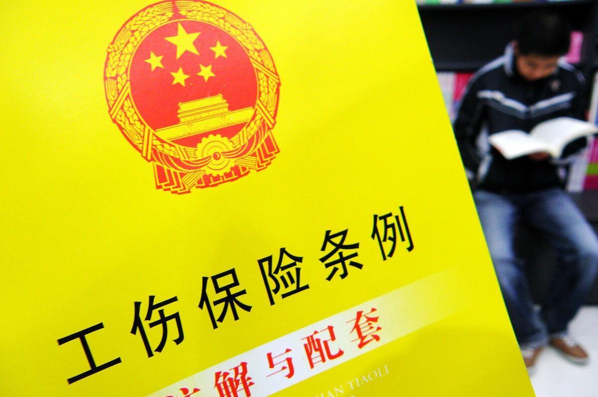 2019年父亲在保安值班室嫖娼猝死,儿子申请工伤认定,结果如何