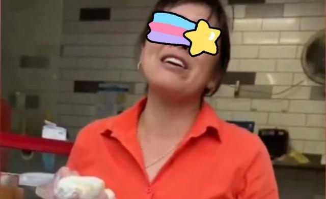 男子拿碗买包子,被老板娘误以为乞丐施舍钱,网友:你别颠碗行吗