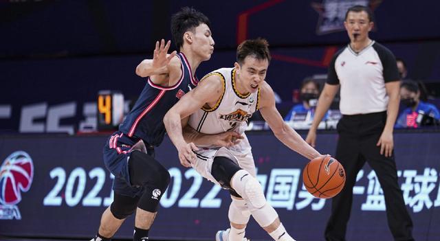 胡明轩|胡明轩、徐杰表现不佳！下赛季合同大降，年薪仅苏伟一半？