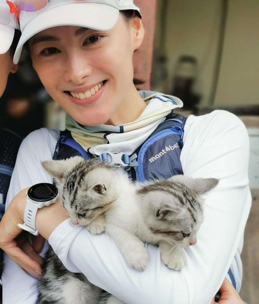 梁洛施|梁洛施素颜如少女，大儿子身高暴涨，住在李泽楷的豪宅里，日子过得很滋润。