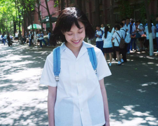 倪妮|倪妮抱水壶现身街边，下颚线凌厉气场足，和工作人员畅聊没架子