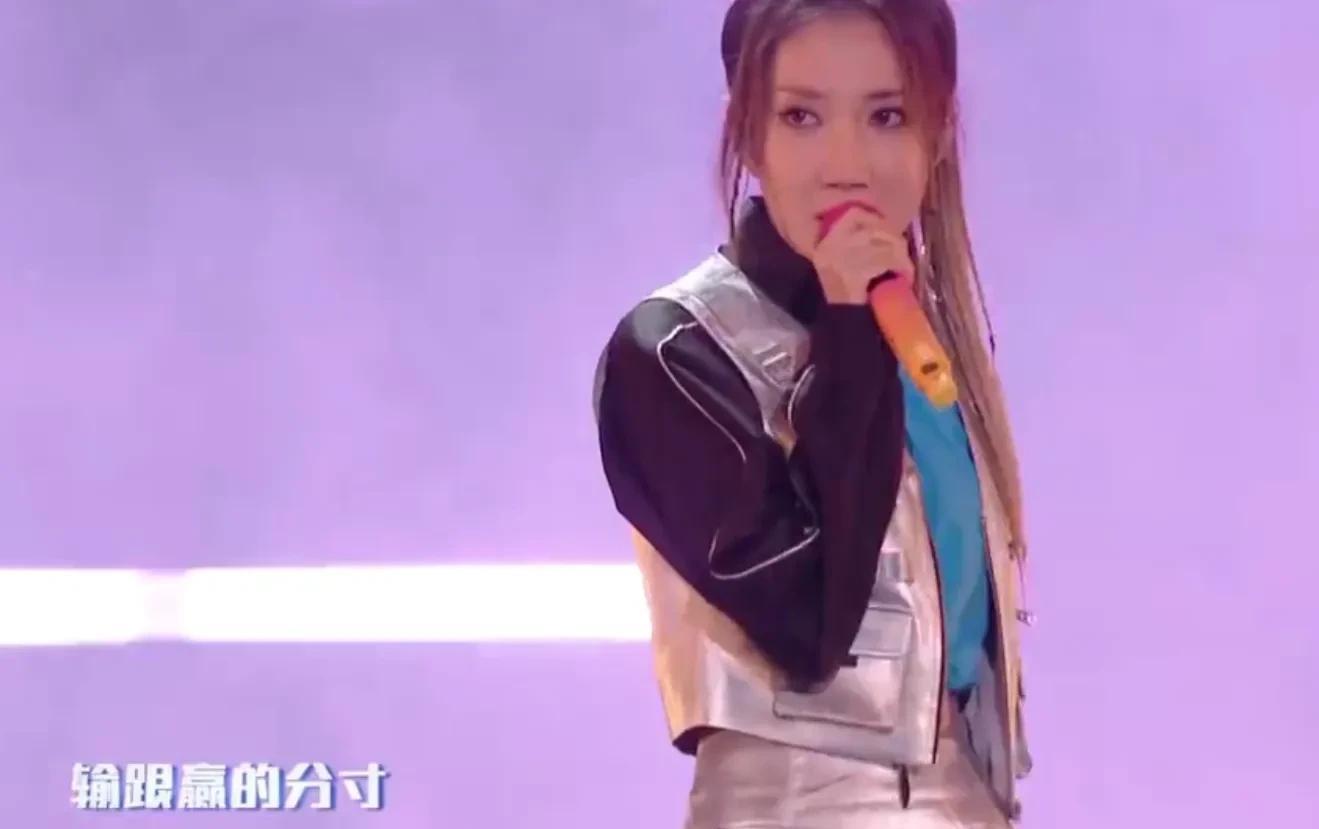 关晓彤|浙江台年中盛典尴尬多:主持团杂乱、李晨没存在感、关晓彤为难