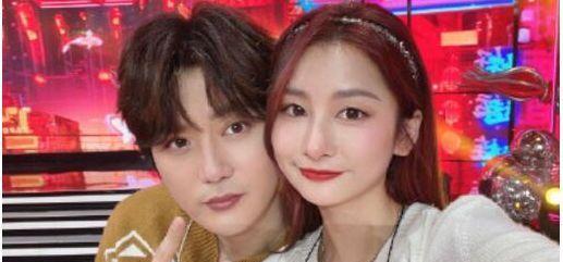 陆虎|陆虎与女友录节目被偶遇，私下互动好甜蜜，女方裙子太短惹争议