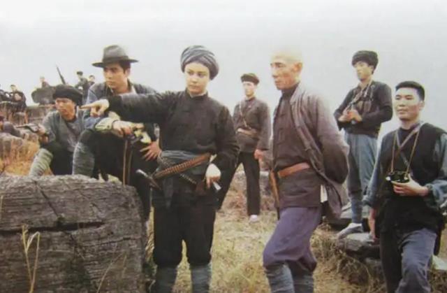 湘西巨匪曹振亚:逃亡时跳进天坑“自杀”,实则借助渔网逃出生天