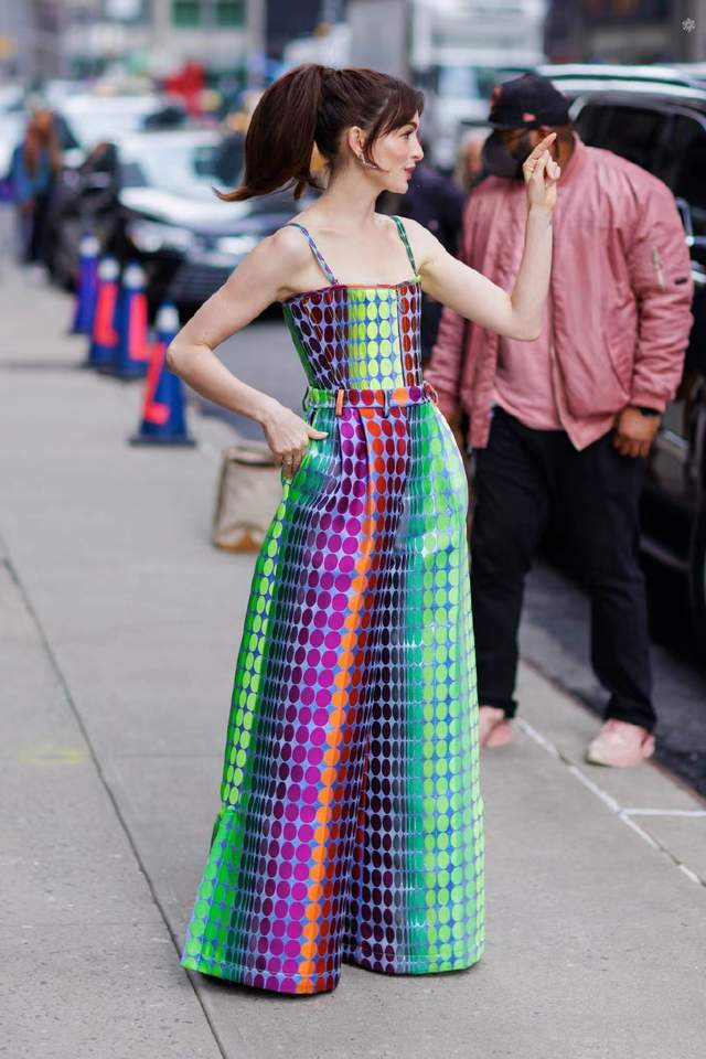 安妮·海瑟薇|安妮·海瑟薇亮相宣传新片!穿“波普”清新扑面,网友:人美任性