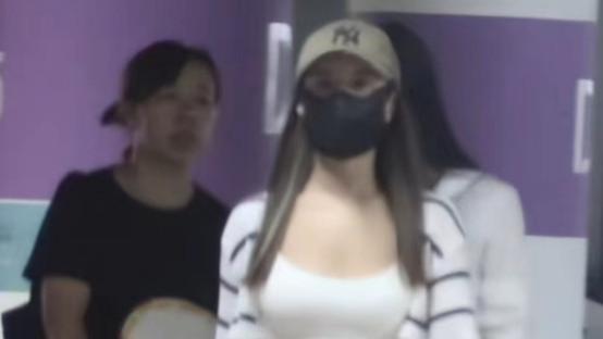 释小龙|34岁释小龙罕露面，娇妻穿低胸吊带身材抢眼，小女儿模样可爱