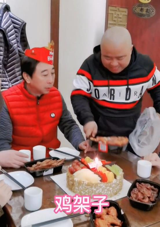 李兰迪|冯巩庆生现场曝光！桌上4个卤菜很简单，被抹了满脸奶油好开心