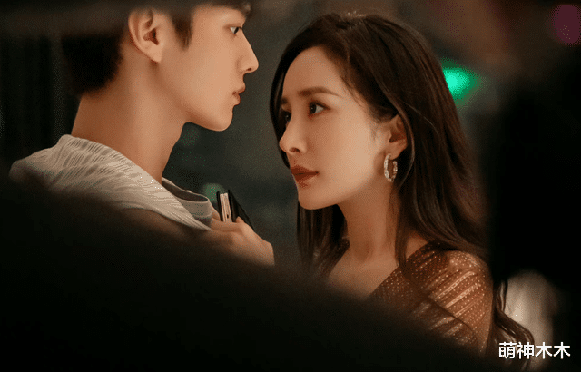 杨幂|《爱的二八定律》首播！杨幂妆浓被吐槽油腻，跟许凯同框无CP感