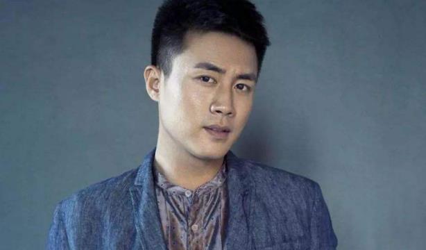 晒晒杜淳现实中的家,装修陈旧布置简单,墙面甚至还有点发霉痕迹