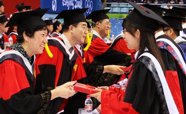 求职|北大硕士求职遇冷,原因很现实,金本银硕铜博将成985学历鄙视链