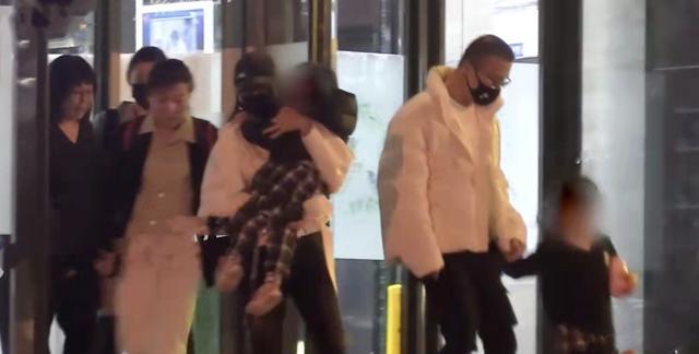 杨幂|汪峰一家四口外出就餐,章子怡亲吻儿子显母爱,两位保姆随行阵仗