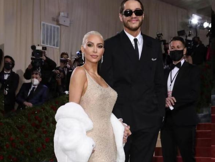 金·卡戴珊|卡戴珊晒童年时期照片！五官清秀十分清纯，与小西北酷似双胞胎