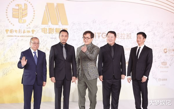 Angelababy|Angelababy懒甩“黄晓明同框新欢”现身百花奖,徐娇穿马面裙登红毯