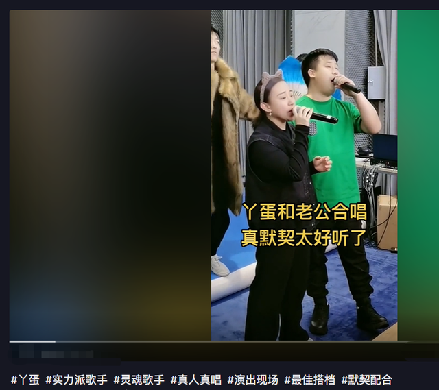 |34岁丫蛋与二婚老公罕秀恩爱！被男方一把搂肩膀，深情对视太亲昵