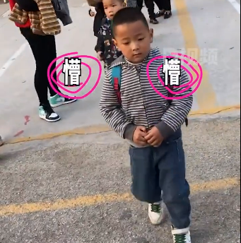 小姨化妆后接外甥放学,孩子没认出来,当事人:跟他妈妈视频确认后才把人领走