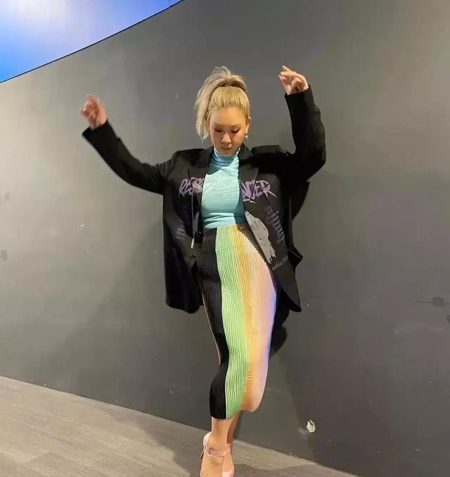 春日迟迟再出发|郑欣宜挑战“渐变色”包臀裙: 虽然胖，但却把“性感”演绎致极致