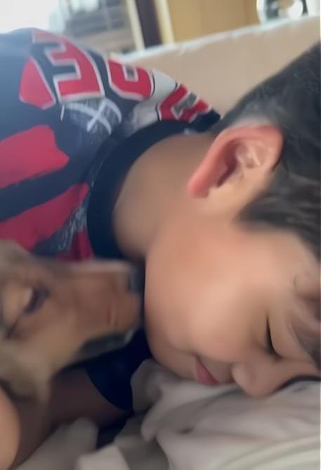 李嘉欣|李嘉欣晒登封写真照,穿“纸片衣”露出美背,首次透露住ICU细节