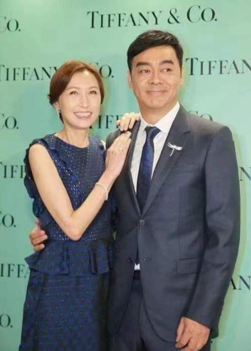 刘青云|刘青云携54岁老婆亮相，看脸就知道不年轻了，可穿衣仍然时髦大气