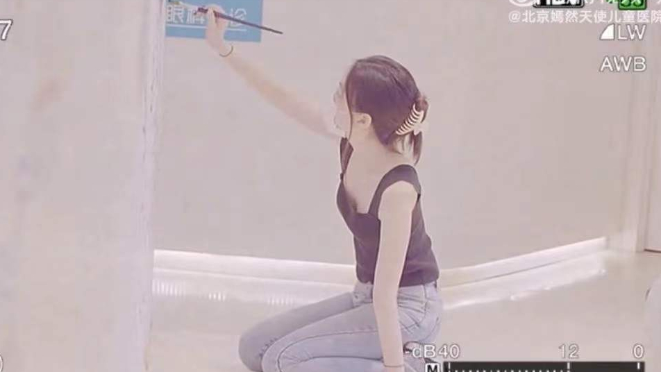 李嫣|15岁李嫣在嫣然医院墙上作画，穿吊带上衣，亭亭玉立初具女神范儿