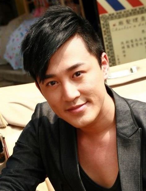 林峰|43岁林峯与妻女现身街头!娇妻张馨月戴肚脐钉,一家三口背影温馨