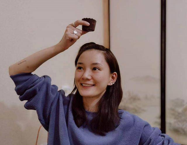 馨子|18岁靠父亲砸钱加戏，直接让黄圣给她作配，今35岁竟无戏可拍