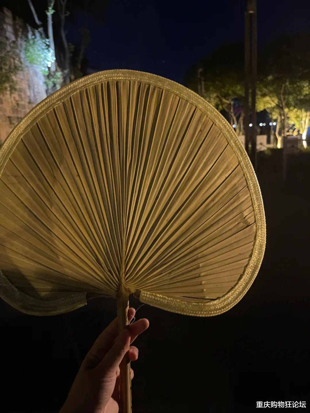 洪崖洞|洪崖洞过气大剧院崛起了？现在流行人山人海半夜看江……