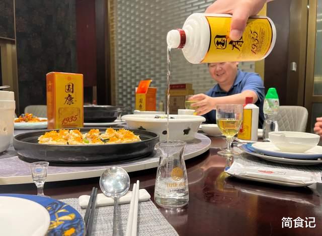 河南民工讨工钱,老板用50箱白酒顶账,差点被套路,网友:快报警