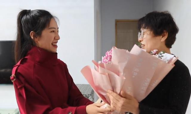 网红麦小登即将结婚,消失20年的亲妈要求参加婚礼,网友:骗子