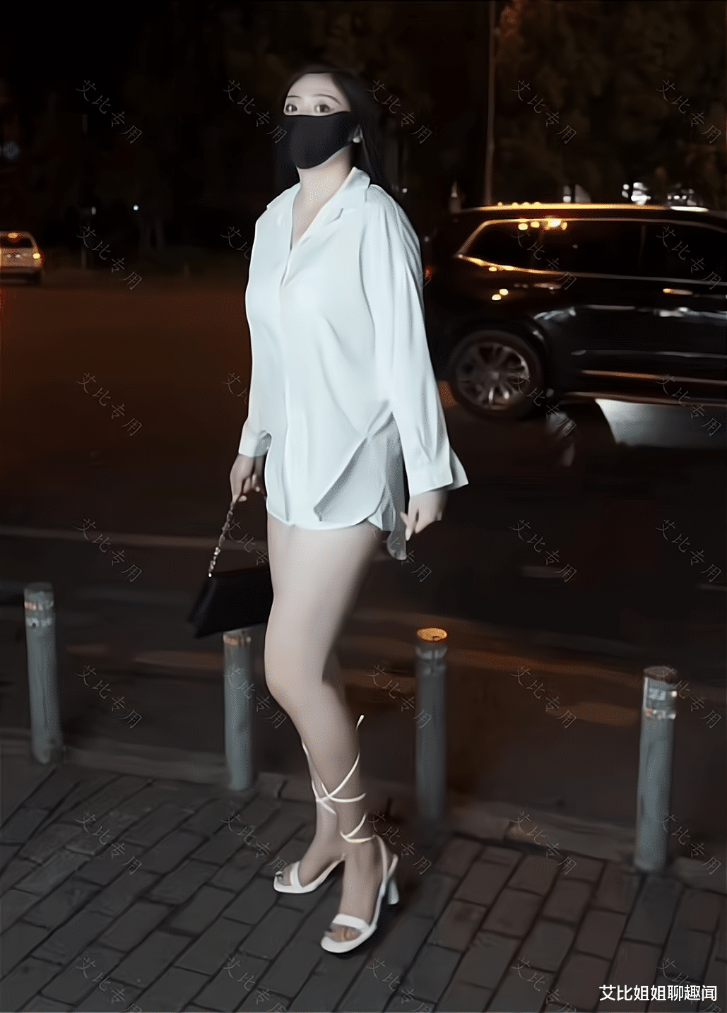 大街上,一女子穿着清凉和闺蜜逛街,引发网友热议