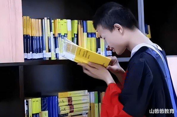 新东方|韦东奕“极简风简历”火了，上面只有4行字，果然浓缩的才是精华