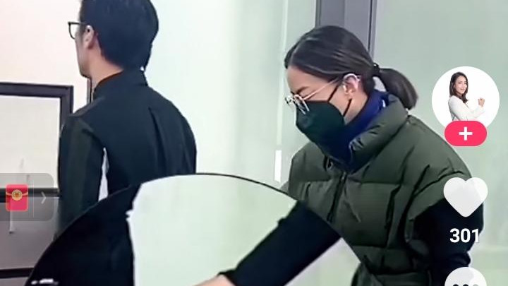 霍汶希|霍汶希曝光与谢霆锋互动视频，谢霆锋头发油腻但帅气，霍汶希显老