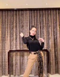 李玟|47岁李玟晒出近照，酒后热舞野性又霸气，脸色红润状态好