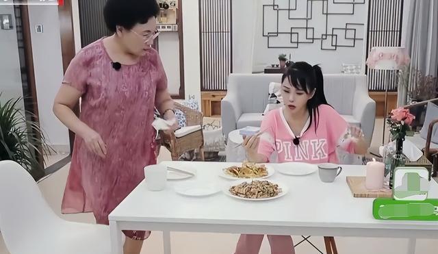李嘉欣|伊能静吐槽秦昊不会做饭惹婆婆不满：你老公多好啊，那么完美！