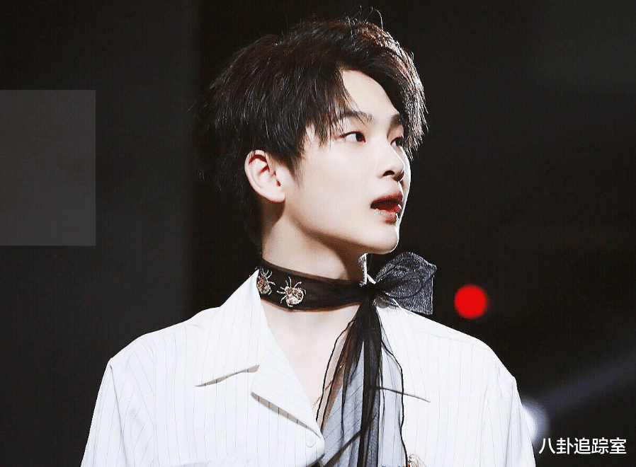 老赖|周震南父亲三度成老赖，儿子同天代言高端品牌，网友：有钱但不还