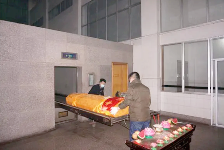 殡仪馆火化女尸:眼睛突然动了,捡回一条命,11年后回来报恩