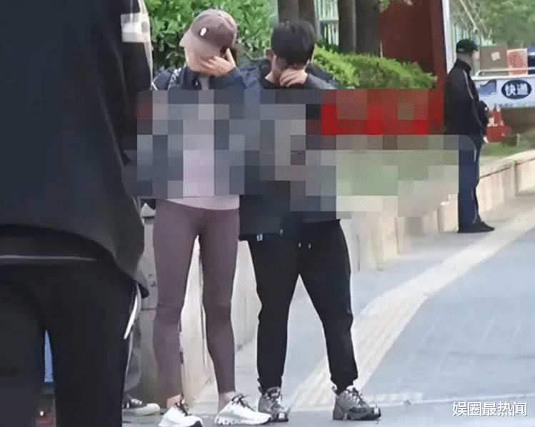 白百何|怀三胎？白百合带儿子逛街，穿紧身衣腹部隆起，母子站一起像情侣