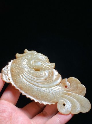 和田玉籽料|明 和田玉籽料留皮 摩羯鱼 玉珮 把件 纸镇