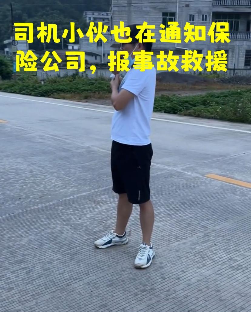 广西玉林一男子驾新车回乡,撞到电线杆子上:这下全村人都知道了