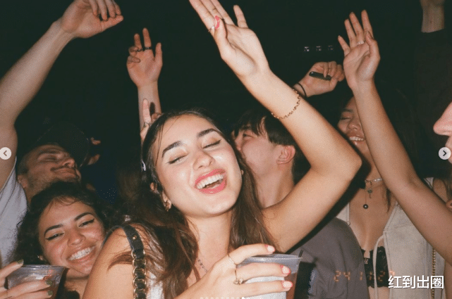 伊能静|伊能静儿子在山谷喝酒狂欢,穿V领吊带吞云吐雾,被美女围绕尺度太大