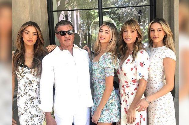 穿衣搭配|史泰龙的23岁女儿超美!穿紧身裙凹出前凸后翘,优越五官似洋娃娃