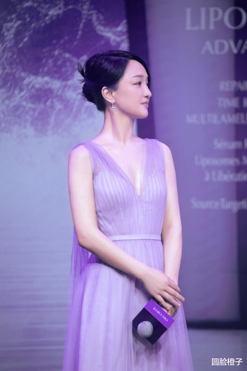 周迅|周迅穿礼服太美了！一身紫色薄纱裙亮相，一头盘发温婉迷人