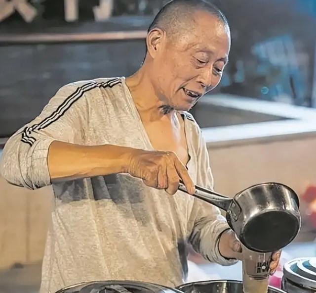 不再出摊的“糖水爷爷”:没被现实生活所打倒,却让负面舆论压垮
