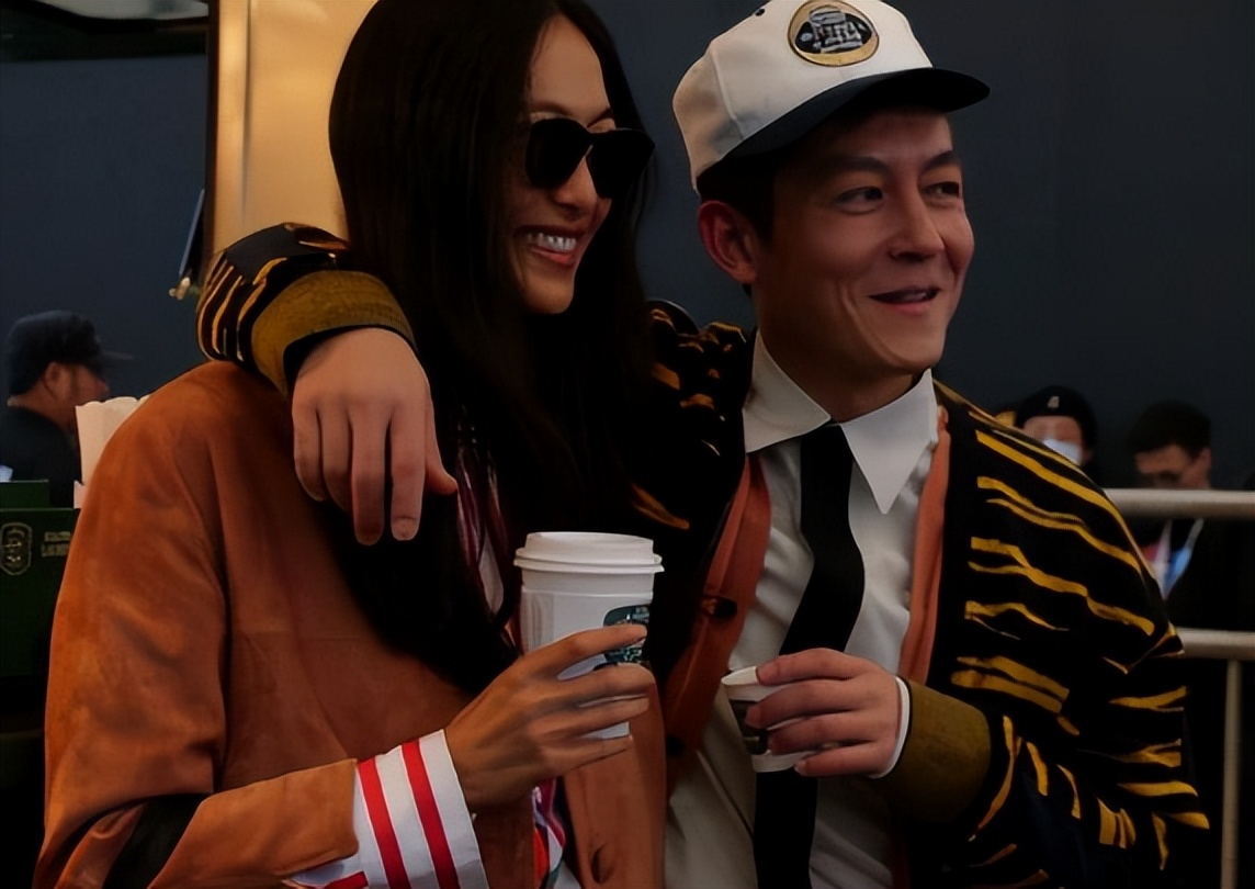 陈冠希|陈冠希为妻子庆生，罕晒甜蜜接吻照，称秦舒培正是自己想要的伴侣