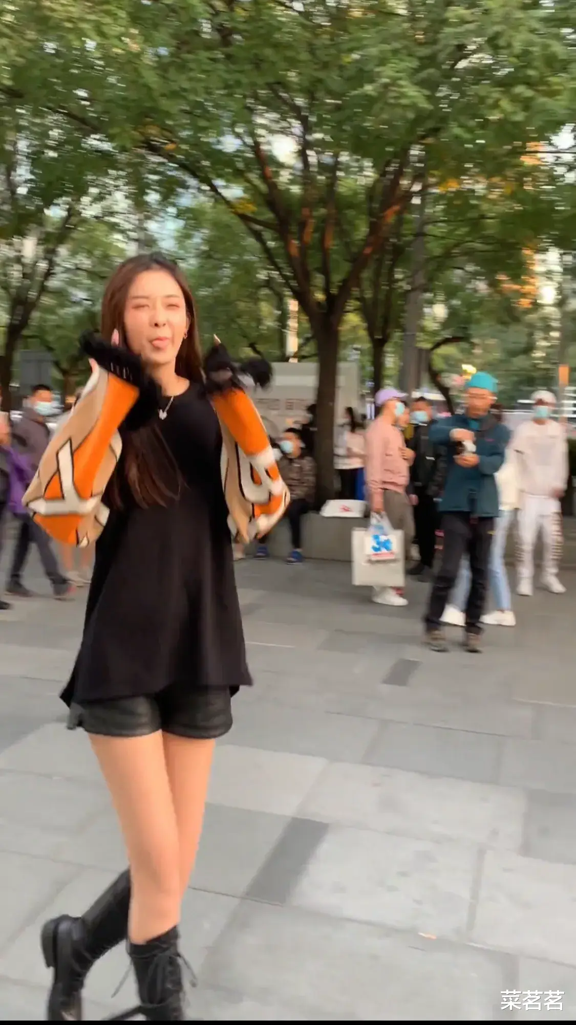 凉凉|第一网红车模网红李凉凉在户外拍视频，摄影师硬生是把李凉凉拍成2米身高